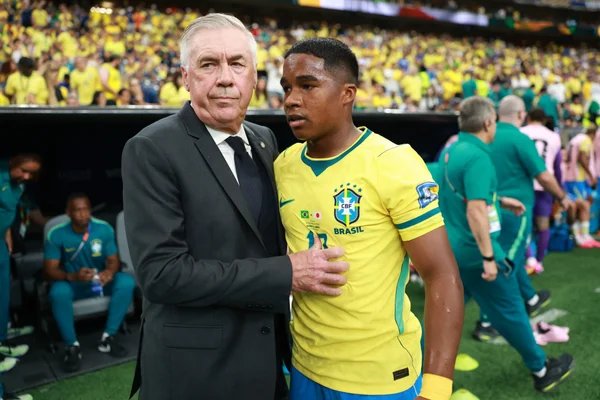 Endrick vira meme após distribuir chicletes de Ancelotti: “Banco” - destaque galeria