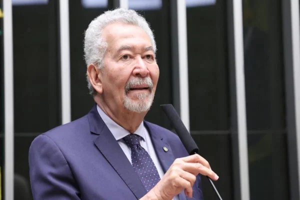 Motta decreta perda de mandato dos deputados Paulão e Dayany Bittencourt - destaque galeria
