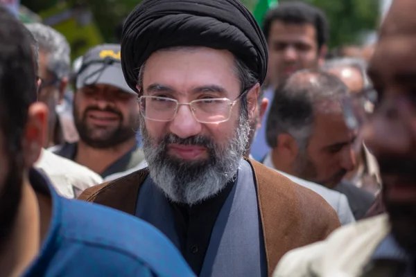 Três filhos de Ali Khamenei vão a funeral, mas sucessor segue sumido - destaque galeria