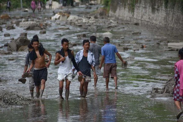EUA envia US$ 3,6 milhões ao Nepal após tragédia que deixou 675 mortos - destaque galeria