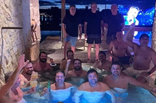 Senador reage após aparecer em foto em piscina: “Ninguém pede ficha policial” - destaque galeria